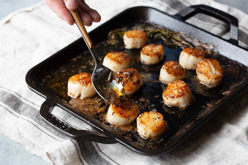 Outset Scallop Cast Iron Grill and Serving Pan 