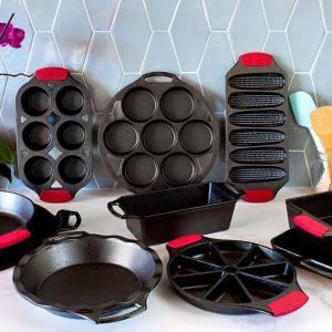 https://www.lodgecastiron.com/sites/default/files/styles/feature_3_col_small__tombras_large/public/2022-08/2022_Bakeware%20with%20Grips_TEASER_WEB.jpg?h=ec041e41&itok=_gvqgDk0