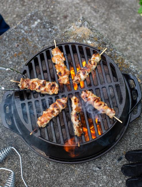 https://www.lodgecastiron.com/sites/default/files/styles/image__tombras_extra_small/public/2021-08/Skewers_210507_kickoff_grill.jpg?h=d9d3c991&itok=x3uBdf-P