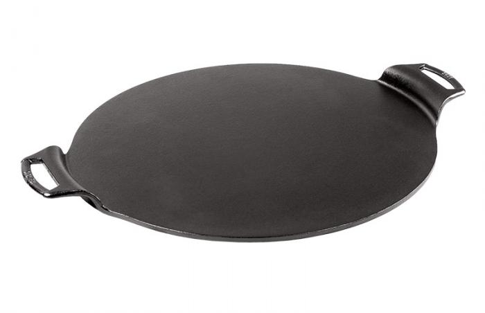 https://www.lodgecastiron.com/sites/default/files/styles/large_card__tombras_extra_large/public/2021-03/BW15PP_Pizza1_Bakeware_White-Table_WEB_800x800.jpg?h=fbf7a813&itok=K6HsxAkM