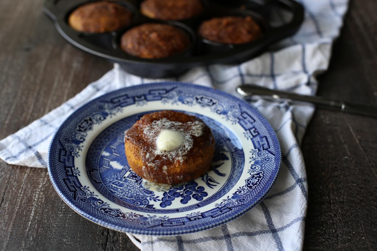 The Classics Cornbread Set: Muffin & Mini Cake | Lodge Cast Iron