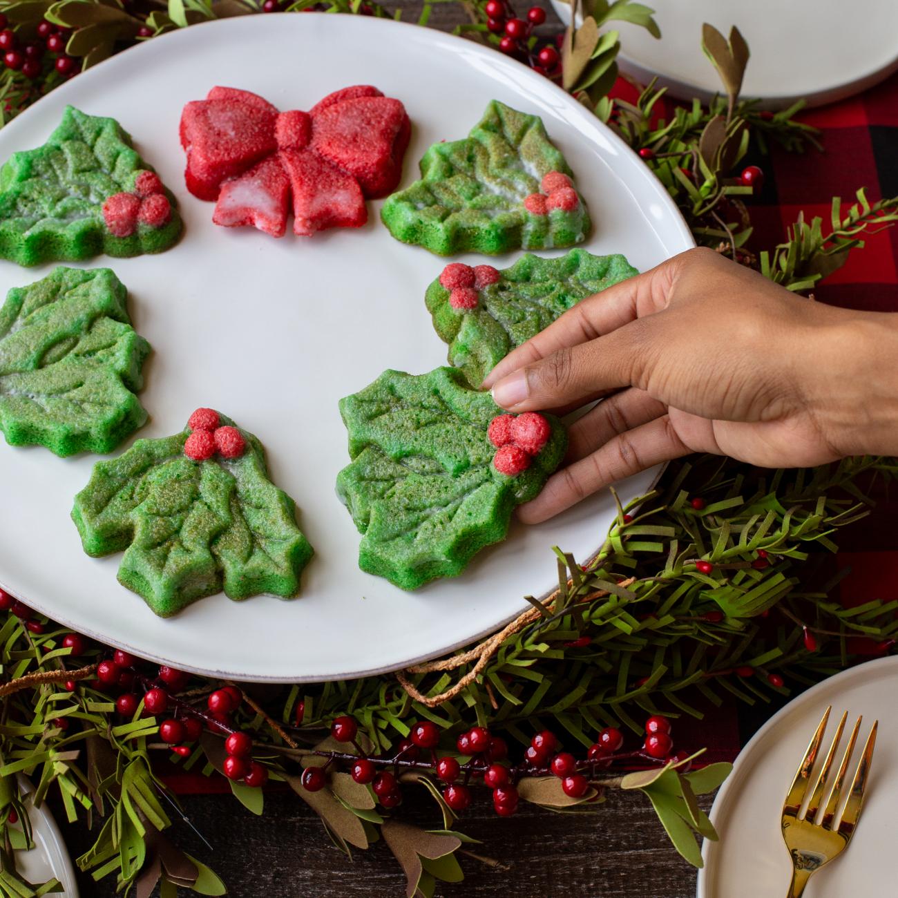 Holiday shop cake pans