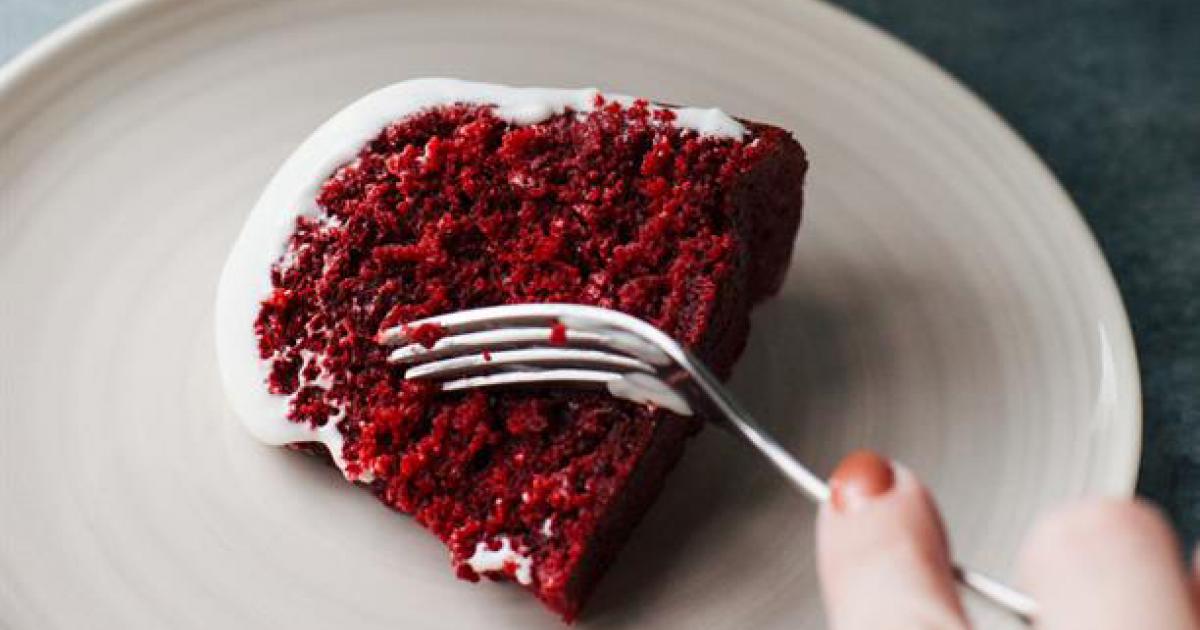 Cast Iron Fluted Cake Pan with Red Potholders