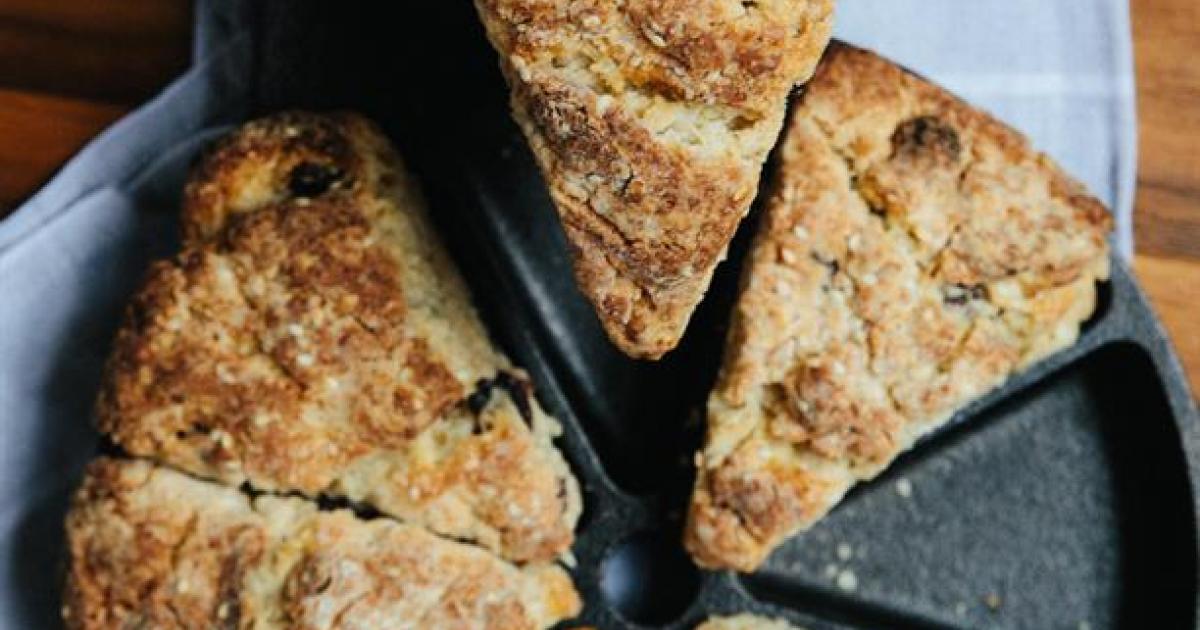 Cast Iron Scone Pan / Cornbread Pan for 8 Wedge Shaped Bakes