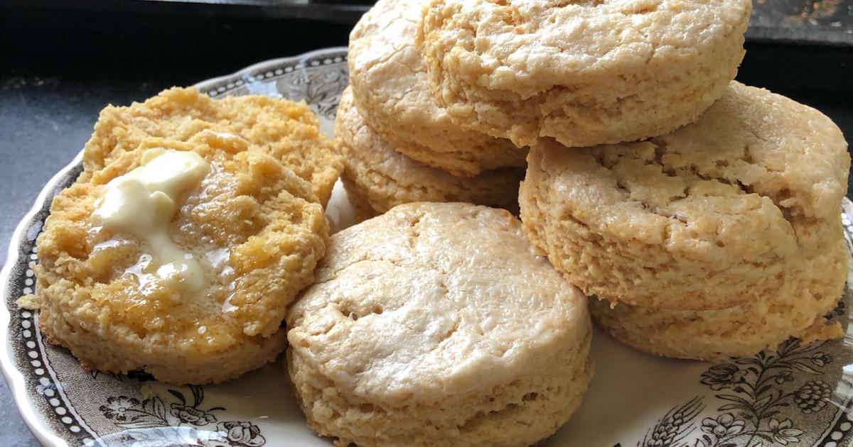 https://www.lodgecastiron.com/sites/default/files/styles/og_image/public/2020-09/Maple_cornmeal_biscuits_H.CU_.jpg?h=d81b839a&itok=7HHV499y