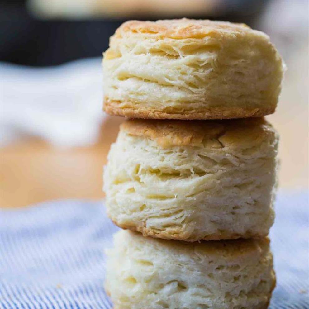 Cookistry: Crisp Biscuits from #LodgeCastIronNation