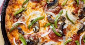 Easy Lodge Cast Iron Pizza Recipe - Studio Delicious